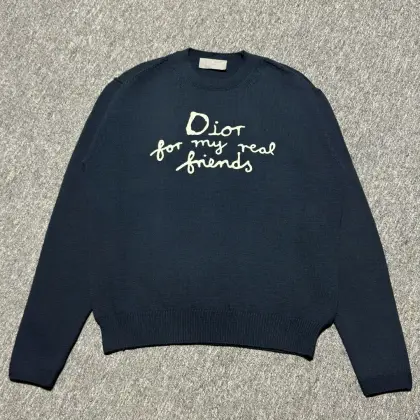 S# Dior 迪奥 周杰伦同款 签名刺绣圆领毛衣 真正原版购回开发打版 高端零售专供 品质保证 100%放心出街 编号: 41PFUT77 毛衣面料:按照原版专门定做特种纱线,“棉质罐心纱”,就是多股棉中间夹杂着一条尼龙丝,做出来的成品就是一根比较圆粗的纱线,纱线的支数,颜色完全按照原版对色定染,市面版本几乎都是用几条棉纱做的,材质效果与原版还是有较大的差别 织片工艺:整件毛衣织片,还原原版“单边组织”工艺,难点在于这件毛衣的正型为正五针,该种类的机型市面上非常鲜见,而且由于毛衣纱线的特殊性,大货织片需使用“德国进口STOLL正五针横机机台”进行织片,这种机台是针织机台中的“劳斯莱斯”只有使用这种机台做出来的织片,纹路要比国产机做出来的美观很多,清晰工整 市面同款版本,很多友商,由于找不到正五针的机器,直接改用了市面最常见的三五七横机织片,做法当然跟原版完全不一样! 特种绣花工艺:胸前logo图案,为特种毛巾绣工艺,所用绣花线需要对版进行特定染纱,确保材质、粗细一致.而图案细节,更是历经不下10次不断对版重复修改细节,才做到能与原版媲美的程度 奢侈品级别手缝细节:领标处,特别请十几年的手艺的老师傅,纯手工针缝领子织唛标,且标上只有 2个针缝点,匠心所致,细节还原! 领标水洗标吊牌,都是25年最新款定制标,洗标带货号,以及单独的水洗尺码标,logo字体细节极致还原